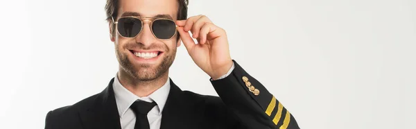 Aviador sonriente en gafas de sol aisladas en blanco, banner - foto de stock