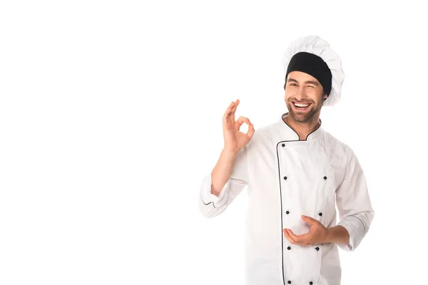 Chef positivo mostrando gesto ok aislado en blanco - foto de stock