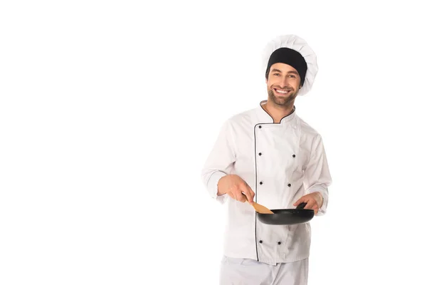 Positiver Koch hält Pfanne und Spachtel isoliert auf weiß — Stockfoto