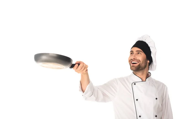 Chef souriant tenant poêle floue isolé sur blanc — Photo de stock