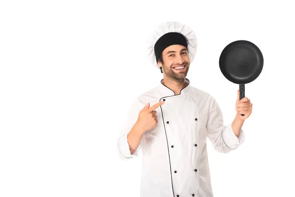 Chef em uniforme apontando para frigideira isolada em branco — Fotografia de Stock