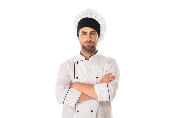Серьезный шеф-повар, стоящий со скрещенными руками на белом — стоковое фото