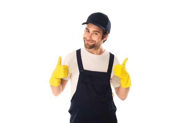 Работник службы уборки в резиновых перчатках, показывающий большие пальцы на белом — стоковое фото