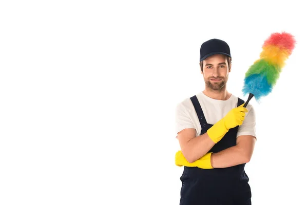 Limpiador joven en gorra y guantes de goma con cepillo de polvo aislado en blanco - foto de stock