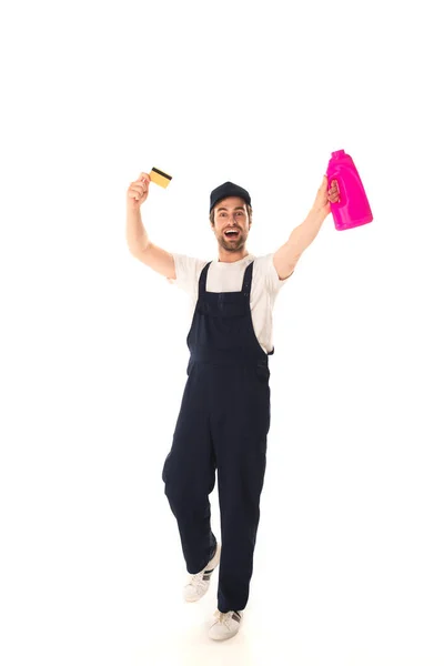 Trabalhador surpreendente de serviço de limpeza segurando detergente e cartão de crédito em fundo branco — Fotografia de Stock