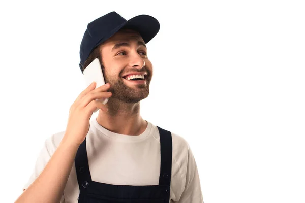 Молодой работник уборки разговаривает по мобильному телефону изолированно на белом — стоковое фото