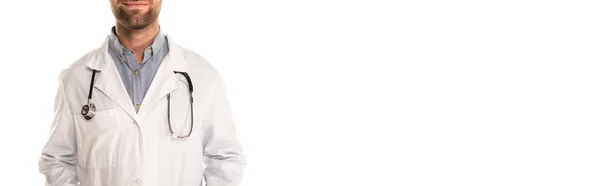 Обрезанный вид врача в белом халате изолирован на белом, баннер — стоковое фото