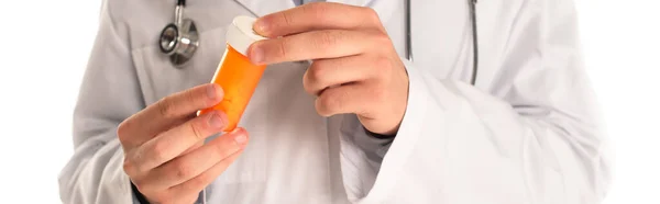 Ausgeschnittene Ansicht eines Arztes, der Pillen isoliert auf weißem Papier hält, Banner — Stockfoto