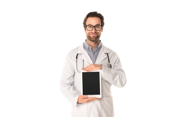 Усміхнений лікар тримає цифровий планшет з порожнім екраном ізольовано на білому — стокове фото