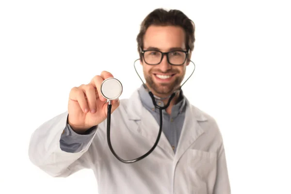 Médico borroso sosteniendo estetoscopio aislado en blanco - foto de stock