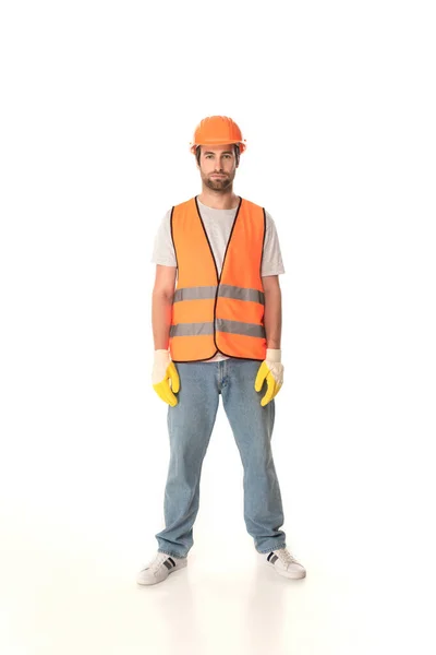 Builder en gants et gilet de sécurité en regardant la caméra sur fond blanc — Photo de stock