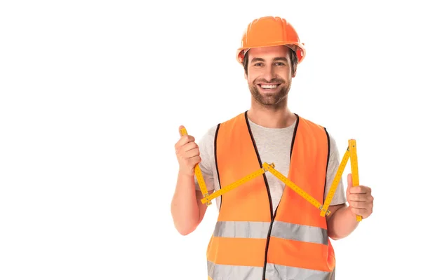 Constructor sonriente sosteniendo cinta métrica aislada en blanco - foto de stock