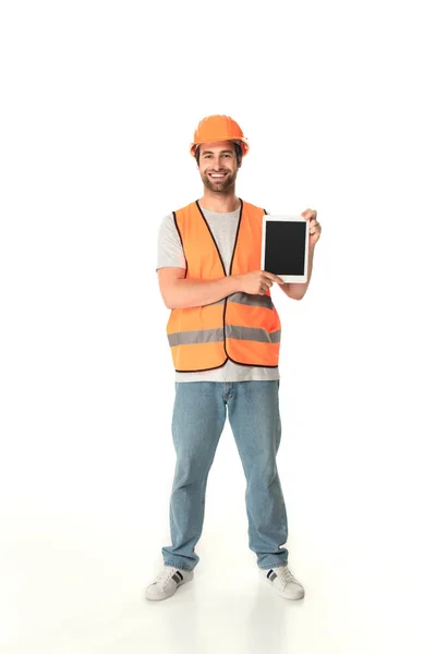 Toute la longueur du constructeur souriant tenant tablette numérique avec écran blanc sur fond blanc — Photo de stock