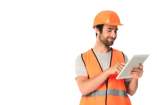 Builder en utilisant une tablette numérique tout en étant isolé sur blanc — Photo de stock