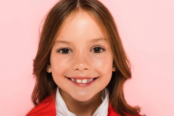 Portrait de fille heureuse regardant caméra isolée sur rose — Photo de stock