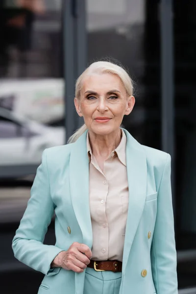 Senior businesswoman in formal wear looking at camera outdoors — Stock Photo