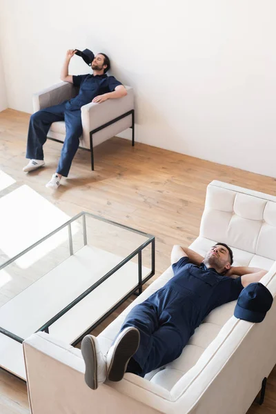 Vista de alto ângulo de movers descansando na sala de estar moderna — Fotografia de Stock
