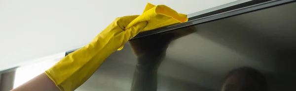Обрізаний вид домогосподарки в гумовій рукавичці прибирання телевізора з ганчіркою, банер — стокове фото