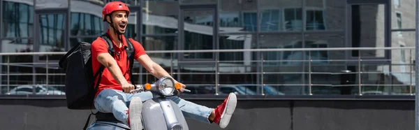 Eccitato corriere arabo con termo zaino equitazione scooter, banner — Foto stock