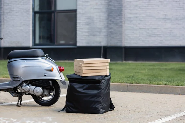 Коробки для піци на термо рюкзаку біля скутера на відкритому повітрі — стокове фото