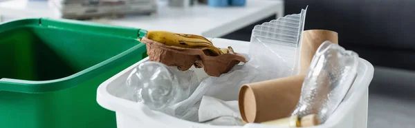 Basura de plástico en lata en casa, pancarta - foto de stock