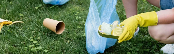 Vista cortada da mulher segurando lata e saco de lixo ao ar livre, banner — Fotografia de Stock
