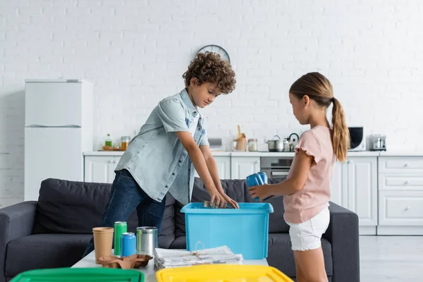 Enfants tri des ordures près du panier dans la cuisine — Photo de stock