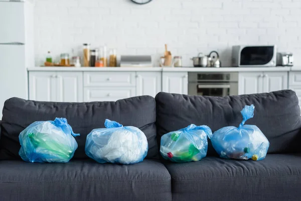 Sacs poubelle sur canapé dans la cuisine — Photo de stock