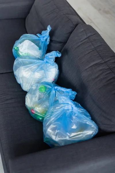 Високий кут огляду сміттєвих мішків на дивані вдома — стокове фото