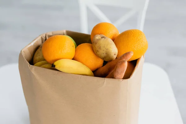 Aliments frais dans un sac en papier dans la cuisine — Photo de stock