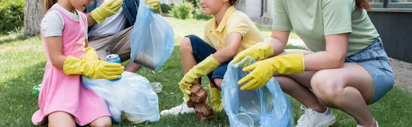 Ausgeschnittene Ansicht einer Familie, die gemeinsam Müll im Freien sammelt, Banner — Stockfoto