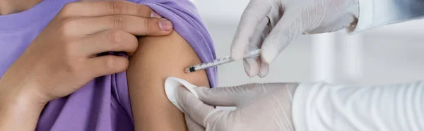 Vista parziale del medico in guanti di lattice vaccinare il giovane, banner — Foto stock