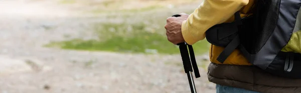 Ausgeschnittene Ansicht des Touristen mit Trekkingstock und Rucksack im Freien, Banner — Stockfoto