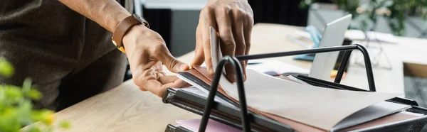Обрізаний погляд на бізнесмена, пошук документів в офісі, банер — Stock Photo