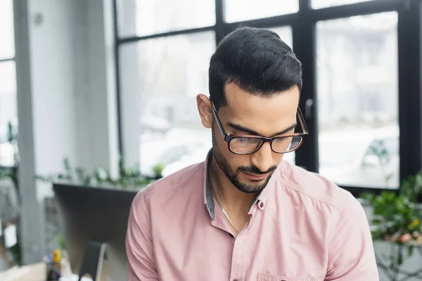 Мусульманський бізнесмен в офіційному одязі і окулярах в офісі — стокове фото