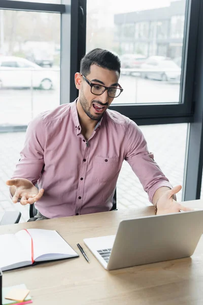 Uomo d'affari musulmano con video chat sul computer portatile in ufficio — Foto stock