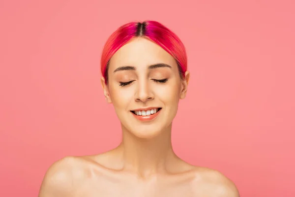 Fröhliche junge Frau mit buntem Haar, nackten Schultern mit geschlossenen Augen isoliert auf rosa — Stockfoto