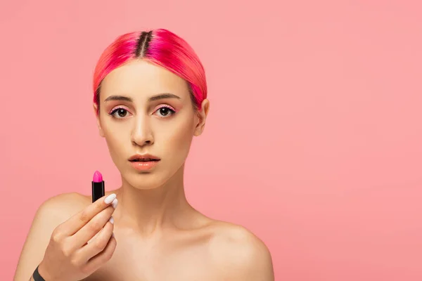 Giovane donna con capelli colorati con rossetto luminoso isolato su rosa — Stock Photo