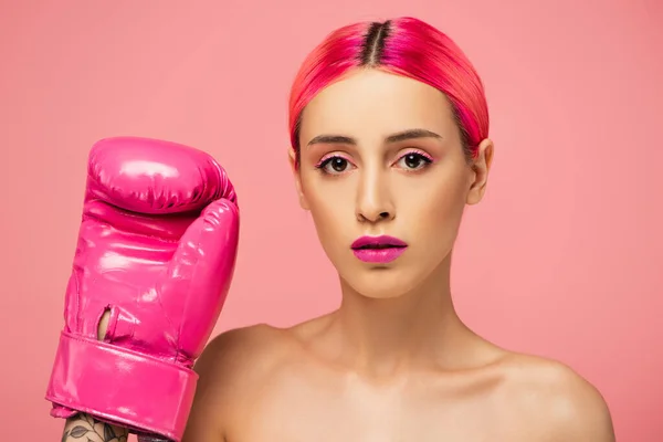 Jovem com cabelo tingido e maquiagem brilhante em luva de boxe isolado em rosa — Fotografia de Stock