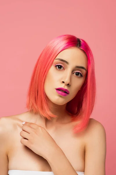 Jeune femme aux cheveux brillants et colorés et maquillage isolé sur rose — Photo de stock