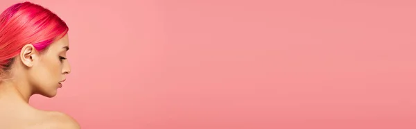 Profil de jolie jeune femme aux cheveux colorés et épaule nue isolé sur rose, bannière — Photo de stock