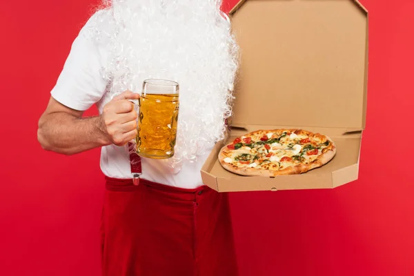 Vista cortada de santa claus segurando cerveja e pizza em caixa isolada em vermelho — Fotografia de Stock