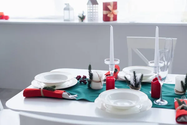 Table avec vaisselle blanche et décoration de Noël servie pour le dîner de fête — Photo de stock