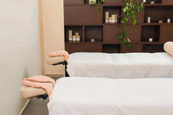 Tavoli per massaggi con asciugamani nel centro benessere — Foto stock
