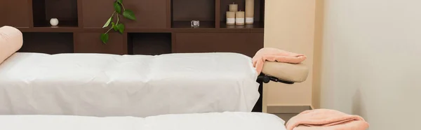 Massageliegen mit Handtüchern im Wellnessbereich, Banner — Stockfoto