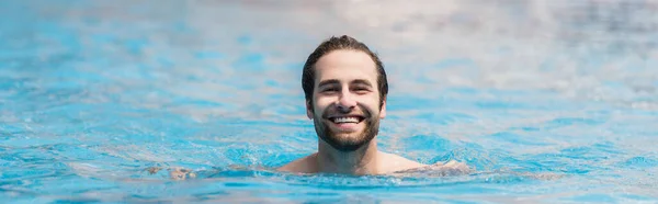 Homem alegre nadando na piscina exterior, banner — Fotografia de Stock