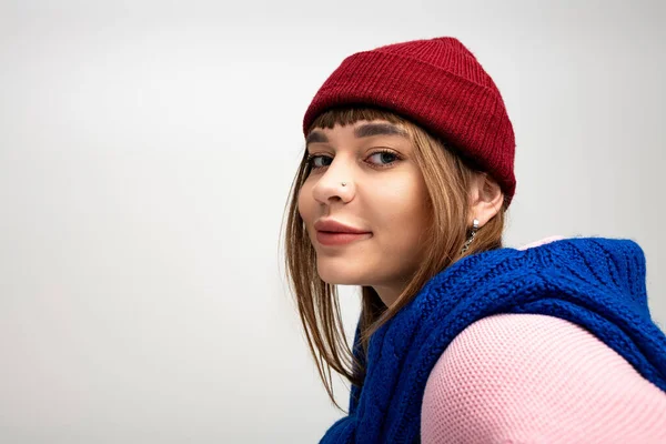 Giovane donna posa giocosamente in vibrante abito invernale, irradiando calore e stile durante l'autunno. — Foto stock