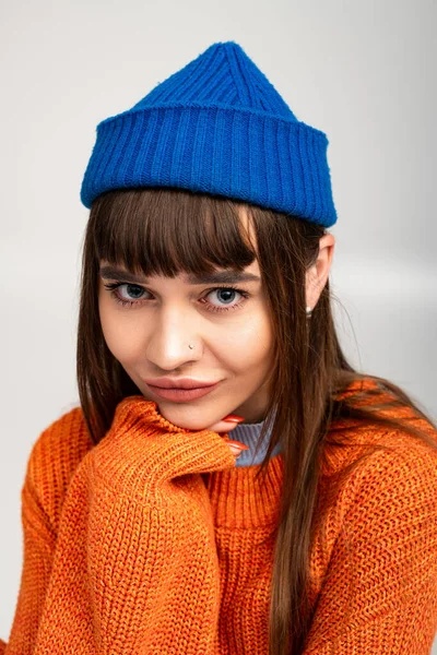 Uma bela jovem mostra sua roupa aconchegante, trazendo calor para a temporada de outono. — Fotografia de Stock