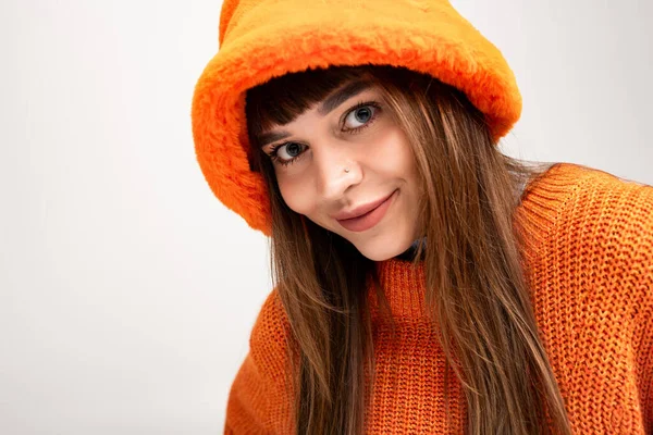 Giovane donna posa allegramente in modo caldo autunno, irradiando gioia e stile in un ambiente accogliente. — Foto stock