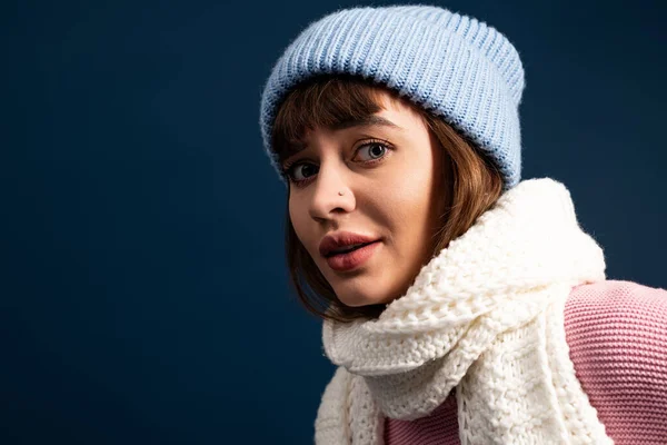 Young woman poses actively in cozy attire, radiating warmth and charm in chilly weather. — Stock Photo
